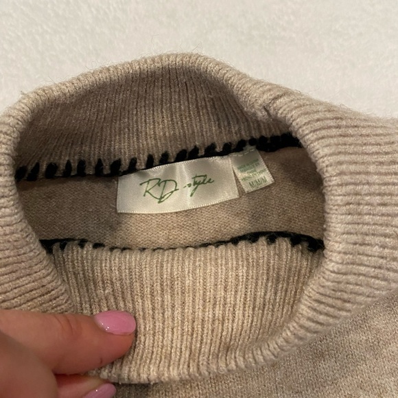 R D Style sweater with black thread detail - Picture 3 of 8